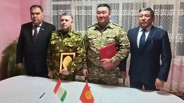Встреча делегаций Таджикистана и Кыргызстана - Sputnik Тоҷикистон
