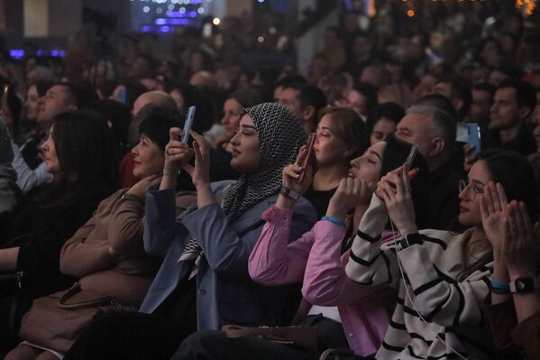 Весь вечер поклонники слушали песни на таджикском, памирском, узбекском и русском языках. - Sputnik Таджикистан