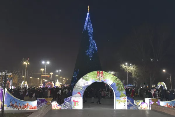 Новогодние украшения в городе Худжанд перед Новым годом Новогодние украшения в городе Худжанд перед Новым годом