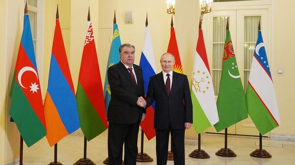 Эмомали Рахмон и Владимир Путин на неформальном саммите СНГ в Санкт-Петербурге - Sputnik Таджикистан