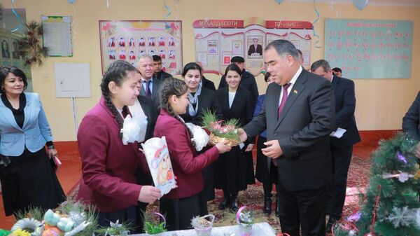 Председатель Согдийской области Раджаббой Ахмадзода посетил воспитанников школы-интерната для глухих и слабослышащих детей имени Тухтабоя Гаффорова - Sputnik Таджикистан