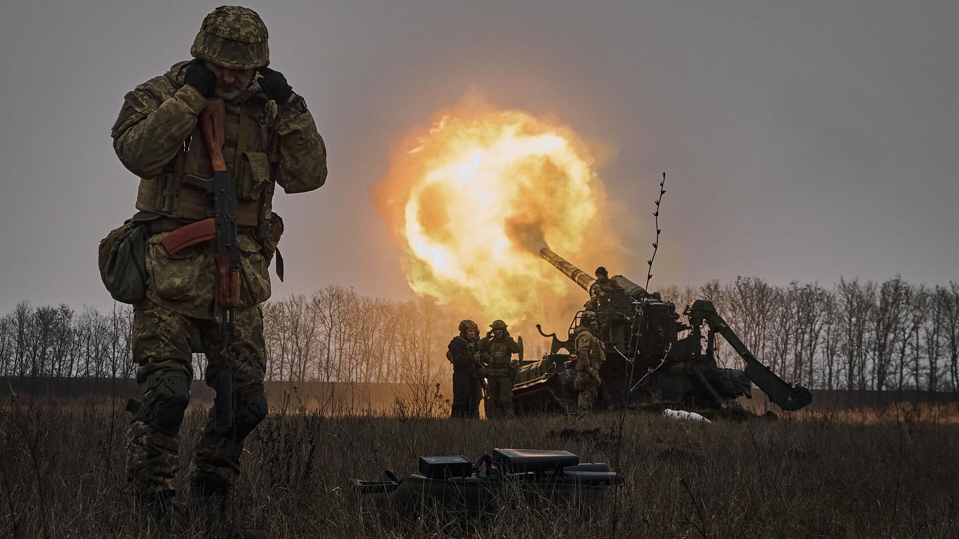 Украинские войска ведут артиллерийский огонь в районе Бахмута - Sputnik Тоҷикистон, 1920, 21.04.2023