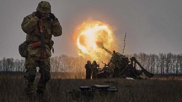 Украинские войска ведут артиллерийский огонь в районе Бахмута - Sputnik Таджикистан