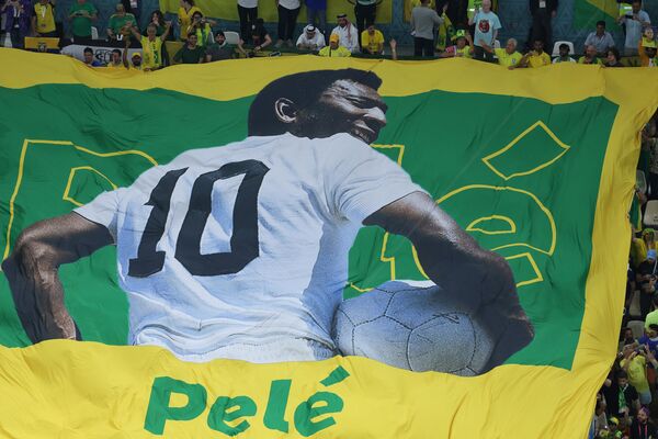 Сборная Бразилии на чемпионате мира по футболу -  2022 тоже надеялась на лучшее и в честь кумира вышла с его изображением на поле. - Sputnik Таджикистан