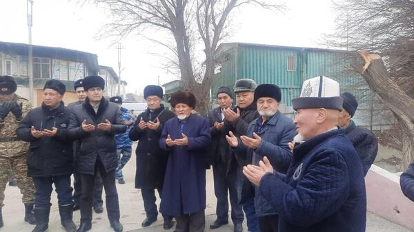Главы приграничных общин Таджикистана и Кыргызстана встретились вместе и подняли руки, пожелали восстановить добрососедские отношения - Sputnik Таджикистан