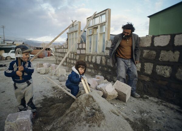 Разрушенные землетрясением дома на севере Армянской ССР восстанавливают всем селом - 7 декабря 1988 года. - Sputnik Таджикистан