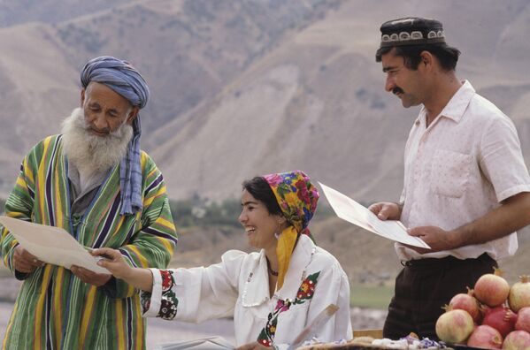 Жители древнего горного селения Туткаул в Таджикской ССР обсуждают дела на собрании общины. - Sputnik Таджикистан