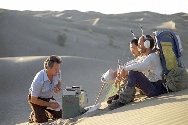 Члены экспедиции &quot;Человек и пустыня&quot; отдыхают на песке Каракумов в Центральной Азии. Июль-август 1984 года.  - Sputnik Таджикистан
