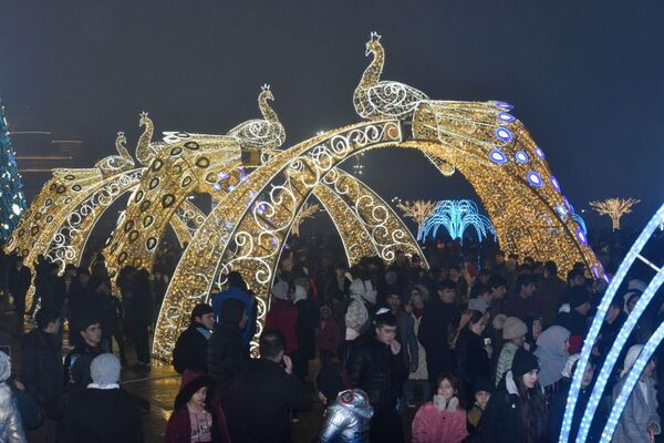 Несмотря на большое количество желающих принять участие в главной новогодней программе Душанбе, Истиклол вместила всех. - Sputnik Таджикистан