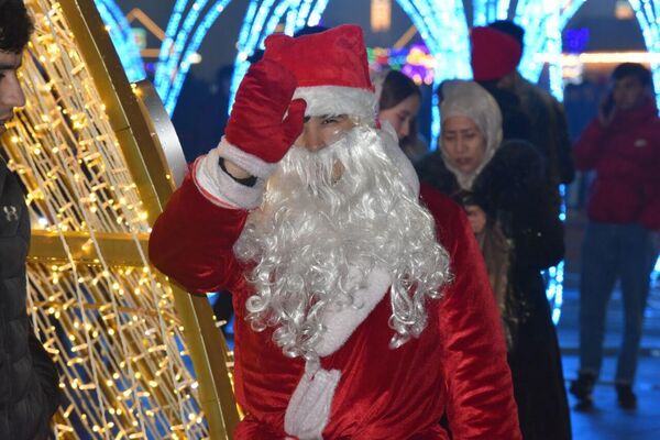 С наступлением Нового года жителей таджикской столицы поздравлял Дед Мороз. - Sputnik Таджикистан