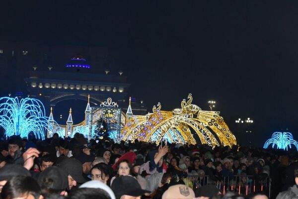 Тысячи людей пришли в центр Душанбе, чтобы провести старый год и встретить новый. - Sputnik Таджикистан
