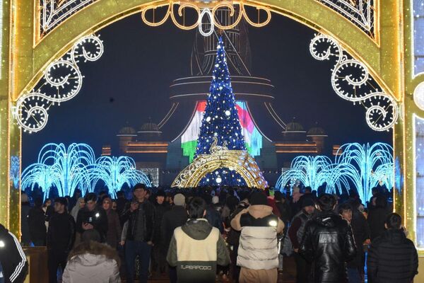 Основная праздничная программа прошла на площади Истиклол. - Sputnik Таджикистан