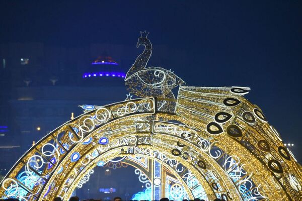 Площадь вокруг главного новогоднего дерева празднично украшена. - Sputnik Таджикистан