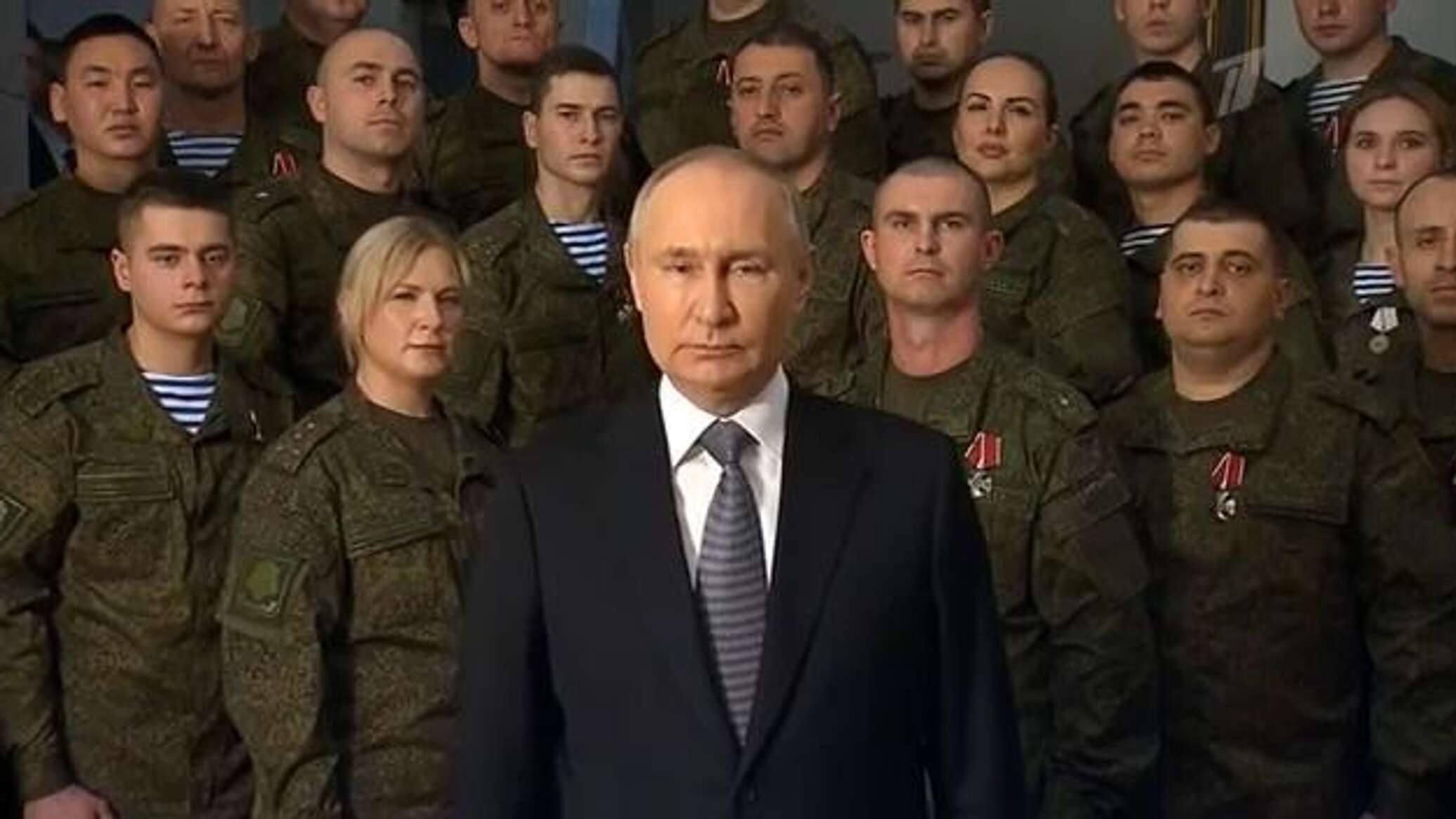 События декабрь 2023. Русский солдат. Новогоднее выступление Путина. Человек в военной форме.