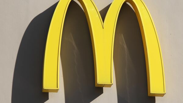 Логотип ресторана быстрого питания сети McDonald's на проспекте Мира в Москве. Сеть ресторанов быстрого питания Макдоналдс подтвердила приостановку работы в России с 14 марта. - Sputnik Таджикистан