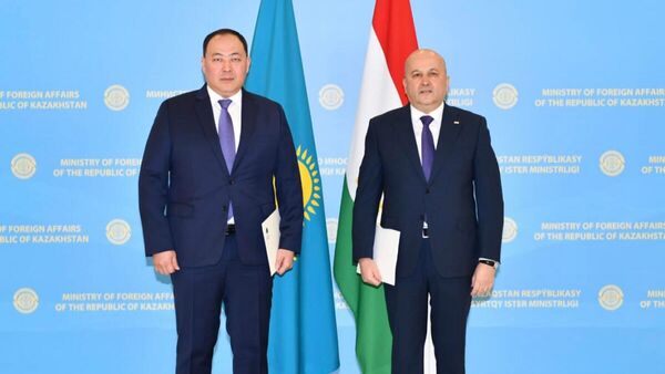 Заместитель министра иностранных дел Казахстана Ермухамбет Конуспаев и посол Таджикистана Хайрулло Ибодзода - Sputnik Таджикистан