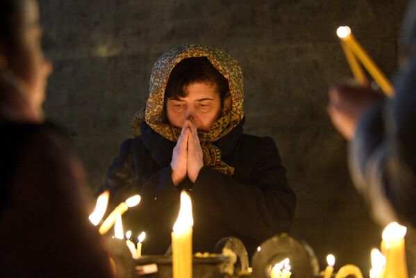 Молитва во время всенощного бдения в ереванской церкви. - Sputnik Таджикистан