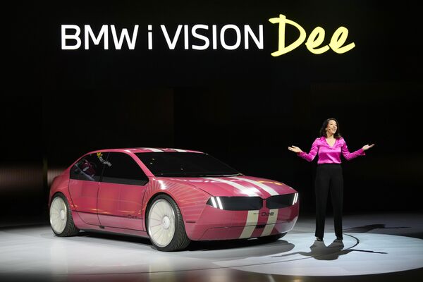 Стелла Кларк из BMW демонстрирует концептуальный автомобиль BMW i Vision Dee, который меняет цвет. - Sputnik Таджикистан