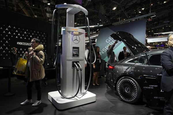 Специальный центр зарядки электромобилей ChargePoint демонстрируется на стенде Mercedes-Benz. - Sputnik Таджикистан