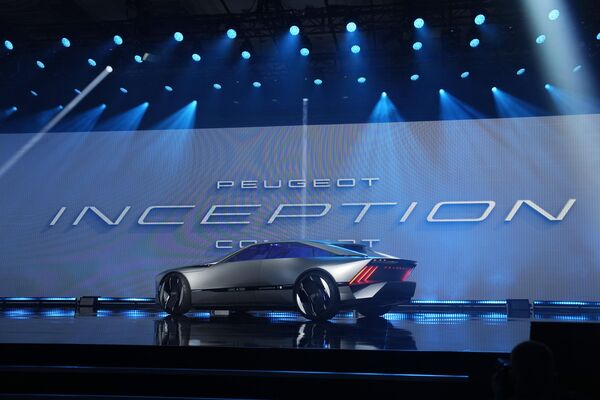 А седан Peugeot Inception заявил новый стиль марки. Это предвестник масштабной трансформации бренда, который к 2030 году должен полностью перейти на электромобили. - Sputnik Таджикистан