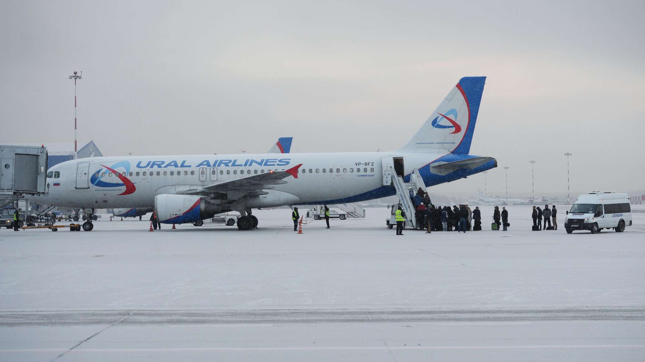 Худжанд санкт петербург 10. A320 Ural Airlines Кольцово. Уральские авиалинии Екатеринбург. Аэропорт Худжанд. Уральские авиалинии самолет приземляется зима.