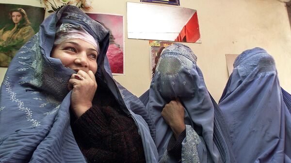 Женщины в салоне красоты в Кабуле, открывшемся первым после падения жесткого режима талибов, 2001 год - Sputnik Тоҷикистон