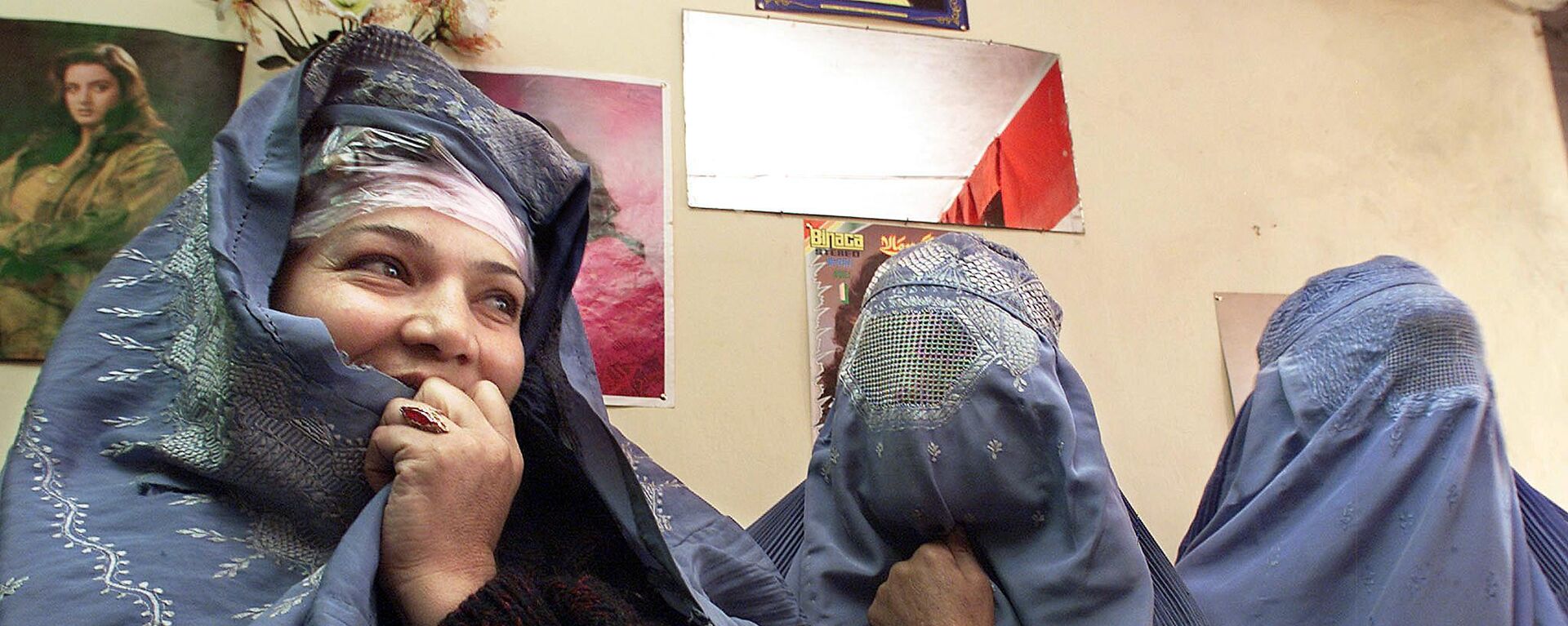Женщины в салоне красоты в Кабуле, открывшемся первым после падения жесткого режима талибов, 2001 год - Sputnik Тоҷикистон, 1920, 28.03.2023