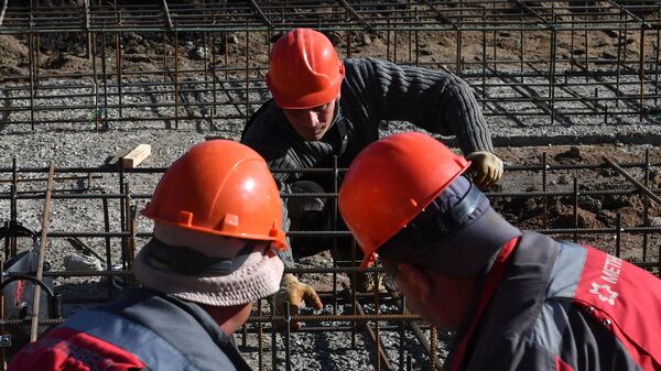 Рабочие на строительной площадке в Волновахе. Архивное фото - Sputnik Тоҷикистон