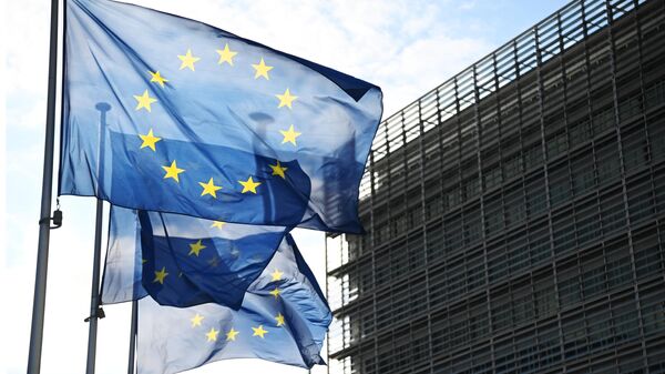 Флаги с символикой Евросоюза у здания Еврокомиссии в Брюсселе. - Sputnik Таджикистан