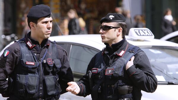 Полиция на одной из улиц Милана. - Sputnik Таджикистан