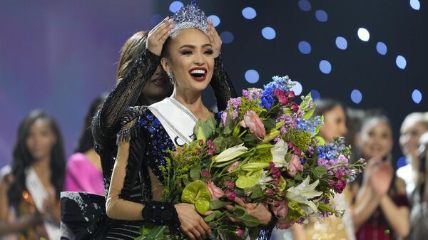 Победительница конкурса красоты Мисс Вселенная представительница США  Р’Бонни Габриэль - Sputnik Таджикистан