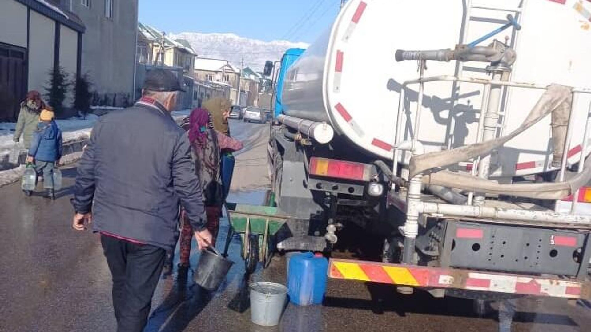В некоторых районах Душанбе организована подача воды из-за аварий - Sputnik Таджикистан, 1920, 16.01.2023