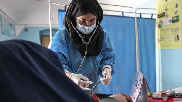 Афганская женщина - работница медицинской НПО - Sputnik Таджикистан