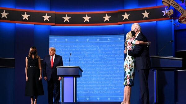 Мелания и Дональд Трамп наблюдают за объятиями Дональда и Джилл Байден после дебатов в Нэшвилле, 2020 год - Sputnik Тоҷикистон