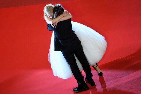 Актриса Николь Кидман обнимает мужа, кантри-певца Кита Урбана на 70-м Каннском кинофестивале. - Sputnik Таджикистан