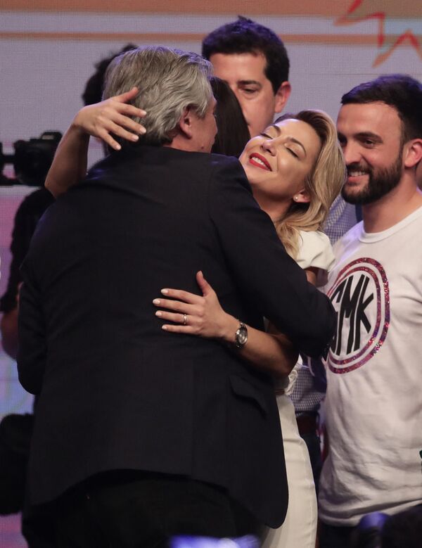 Избранный президент Аргентины Альберто Фернандес обнимает жену Фабиолу Янес после объявления результатов выборов. - Sputnik Таджикистан