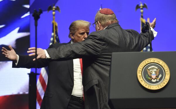 Экс-президент США Дональд Трамп обнимает раввина Бенджамина Сендроу. - Sputnik Таджикистан
