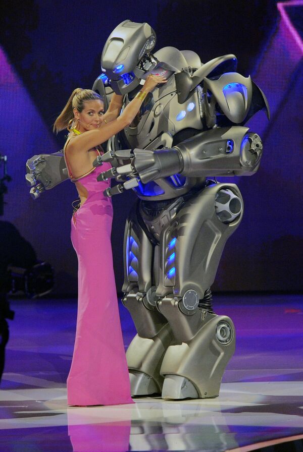 Хайди Клум обнимает робота во время кастинга &quot;Следующая топ-модель Германии&quot;. - Sputnik Таджикистан