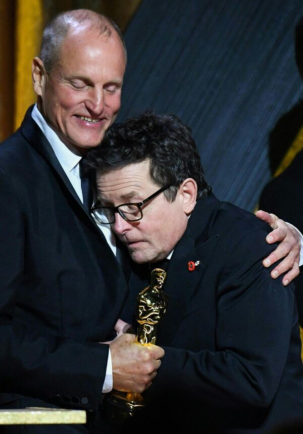 Актер Вуди Харрельсон обнимает Майкла Дж. Фокса во время вручения премии имени Джина Хершолта. - Sputnik Таджикистан