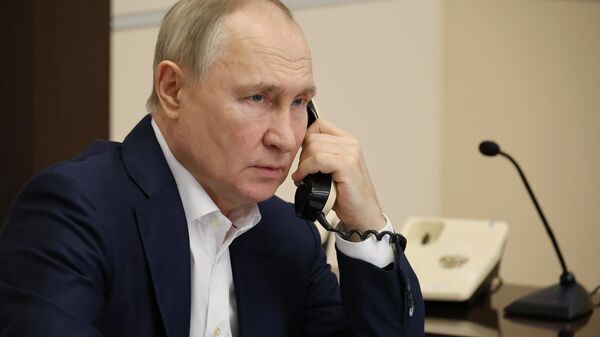 Президент РФ В. Путин говорит по телефону - Sputnik Таджикистан