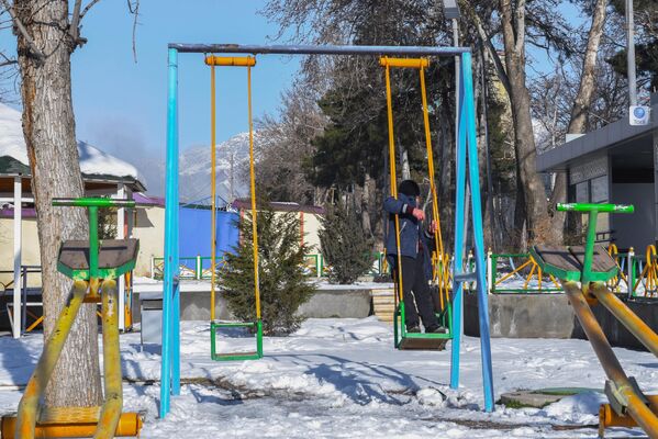 В связи с холодной погодой школьникам на 10 дней продлили зимние каникулы. - Sputnik Таджикистан
