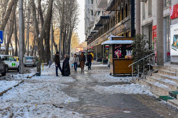 Внезапные морозы и снег не огорчили жителей столицы, однако им пришлось существенно утеплиться. - Sputnik Таджикистан