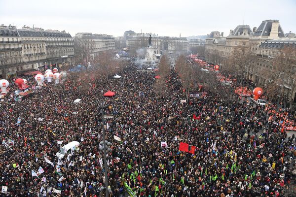 Демонстранты собирались на митинг против повышения пенсионного возраста на площади Республики в Париже. - Sputnik Таджикистан