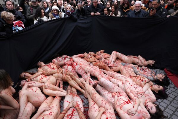Группа голых активистов требует закрытия звероферм в Мадриде. - Sputnik Таджикистан