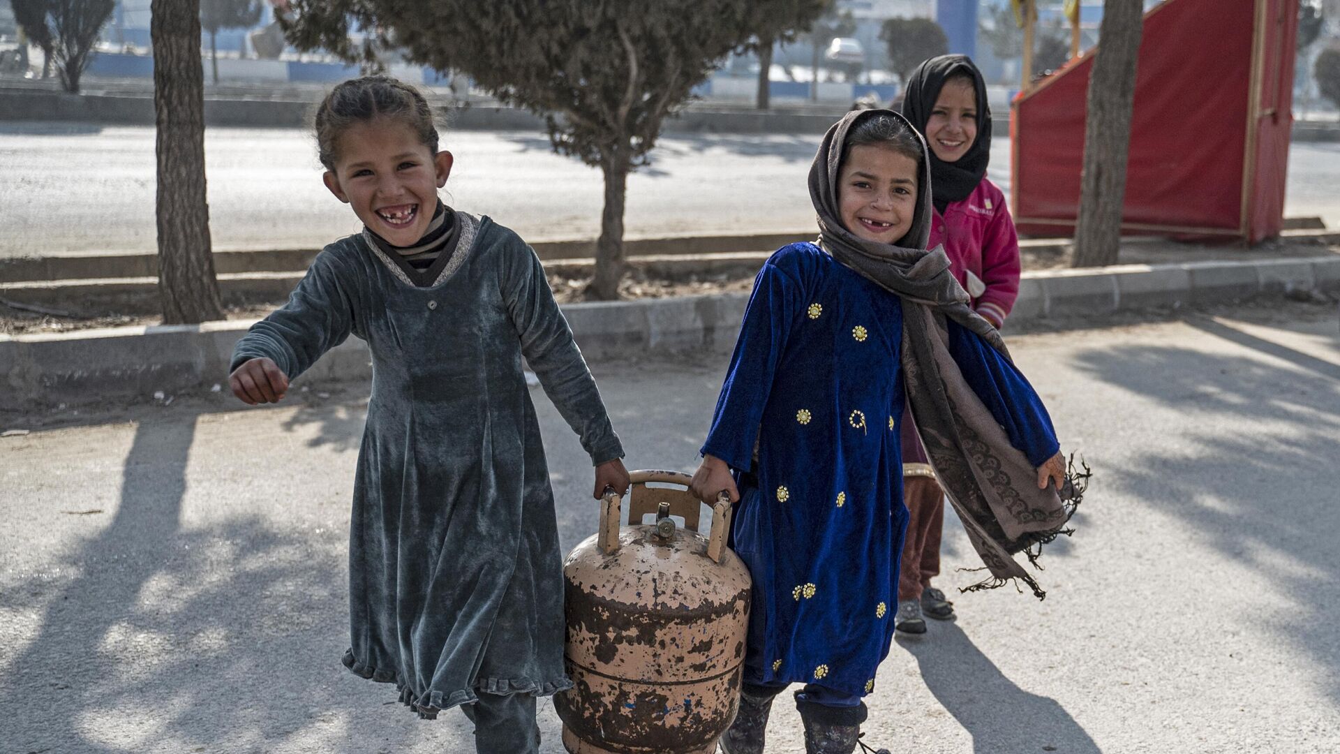 Дети несут газовый баллон по улице Кабула - Sputnik Таджикистан, 1920, 02.05.2023
