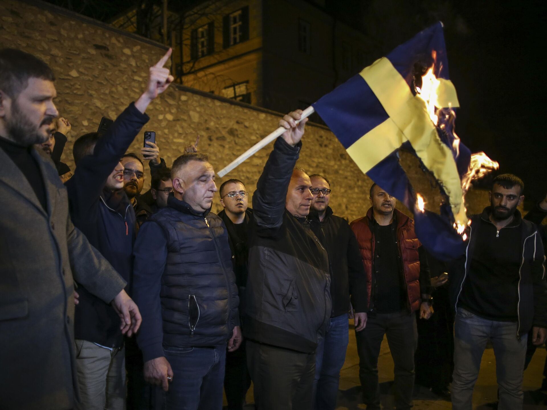 Сжигают мусульман. Украина последние. Протесты в Турции. Митинги в Швеции. Протесты в Турции у посольства Швеции.