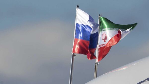 Национальные флаги России и Ирана - Sputnik Тоҷикистон