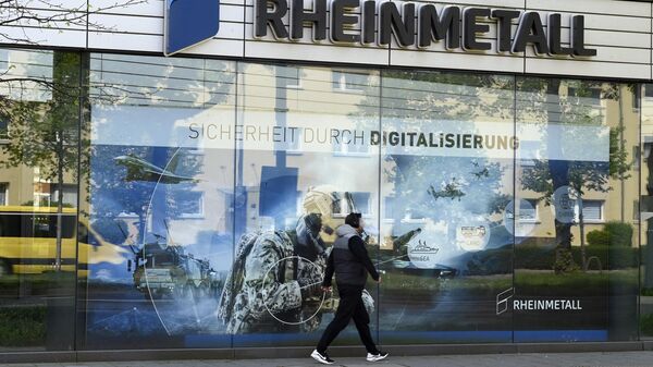 Рекламный баннер возле штаб-квартиры крупнейшего немецкого производителя оружия Rheinmetall AG в Дюссельдорфе, Германия. Архивное фото - Sputnik Таджикистан