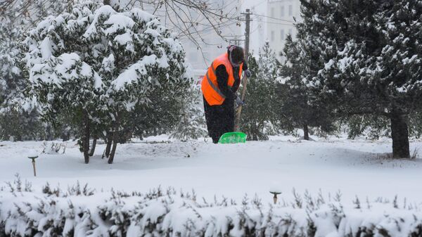 Сотрудники коммунальной службы убирают снег на улице - Sputnik Таджикистан
