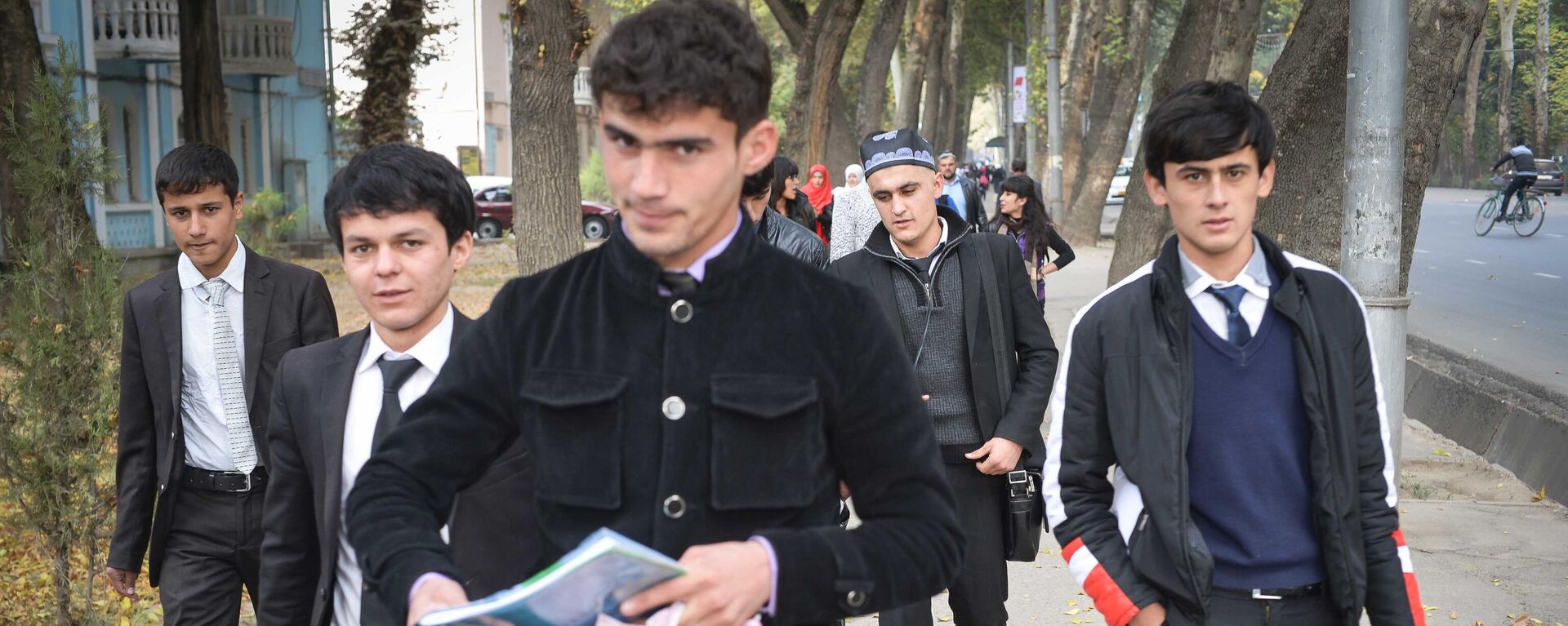 Студенты университета идут с занятий в Душанбе - Sputnik Таджикистан, 1920, 11.09.2023
